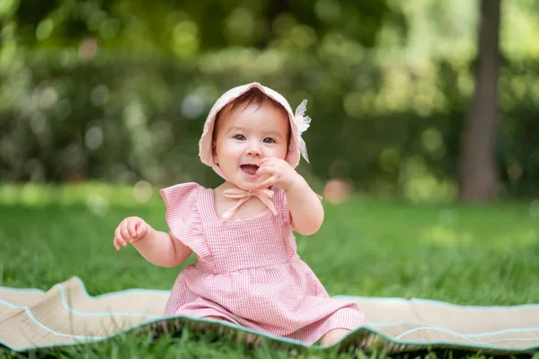 Adorabile Felice Bambina All Aperto Nel Parco Ritratto Mesi Bella — Foto Stock