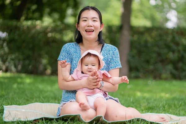 Buiten Levensstijl Portret Van Moeder Dochter Jong Gelukkig Zoet Aziatische — Stockfoto