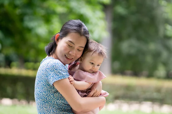 Buiten Lifestyle Portret Van Moeder Dochter Jong Gelukkig Zoet Aziatisch — Stockfoto