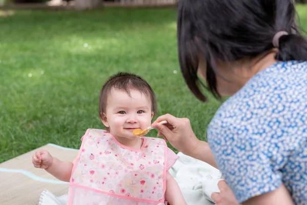 Mujer Alimentando Hermosa Hijita Mano Madre Retrato Cerca Adorable Feliz —  Fotos de Stock