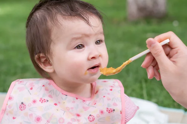 Wanita Yang Sedang Memberi Makan Anak Perempuannya Yang Cantik Ibu — Stok Foto