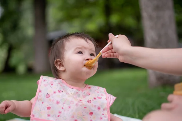 Mulher Alimentando Sua Linda Filhinha Mãe Mão Close Retrato Adorável — Fotografia de Stock