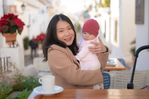 Mladý Šťastný Krásný Asijské Číňan Žena Drží Rozkošný Holčička Při — Stock fotografie