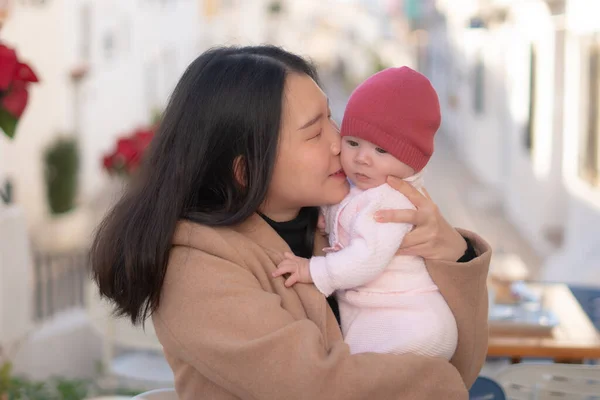 Mladý Šťastný Krásný Asijské Korejština Žena Drží Rozkošný Holčička Při — Stock fotografie