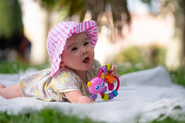 Schattig Gelukkig Baby Meisje Zomer Hoed Omarmt Geneugten Van Speelsheid — Stockfoto