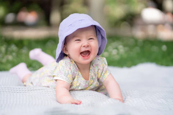 Schattig Gelukkig Baby Meisje Zomer Hoed Omarmt Geneugten Van Speelsheid — Stockfoto