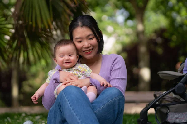 Şehir Parkında Aylık Mutlu Sevimli Bir Kız Bebek Onun Asyalı — Stok fotoğraf