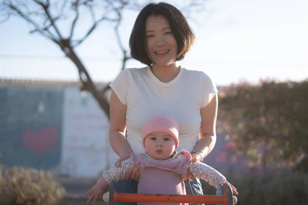 Pure Vreugde Als Een Jonge Aziatische Chinese Moeder Speelt Liefdevol — Stockfoto