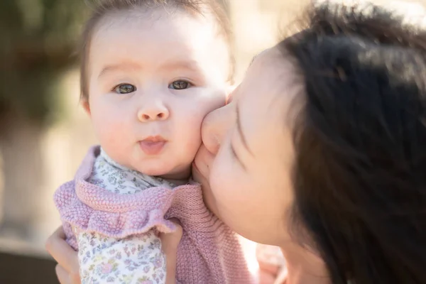 Tiszta Öröm Mint Egy Fiatal Ázsiai Kínai Anya Szeretettel Játszik — Stock Fotó