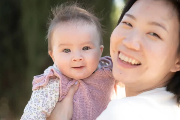 Pure Vreugde Als Een Jonge Aziatische Chinese Moeder Speelt Liefdevol — Stockfoto