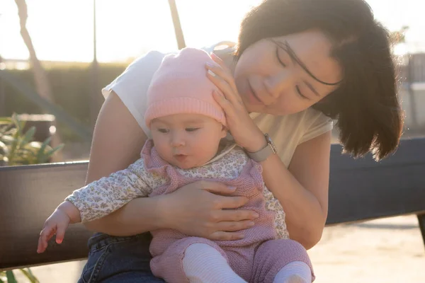 Чистая Радость Молодая Азиатская Корейская Мать Любовью Играет Своей Маленькой — стоковое фото