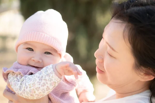 Čistá Radost Jako Mladá Asijská Korejská Matka Láskyplně Hraje Svou — Stock fotografie