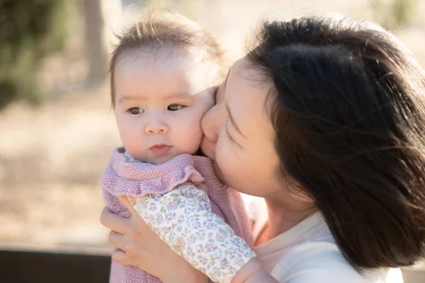 Pure Vreugde Als Een Jonge Aziatische Koreaanse Moeder Speelt Liefdevol — Stockfoto