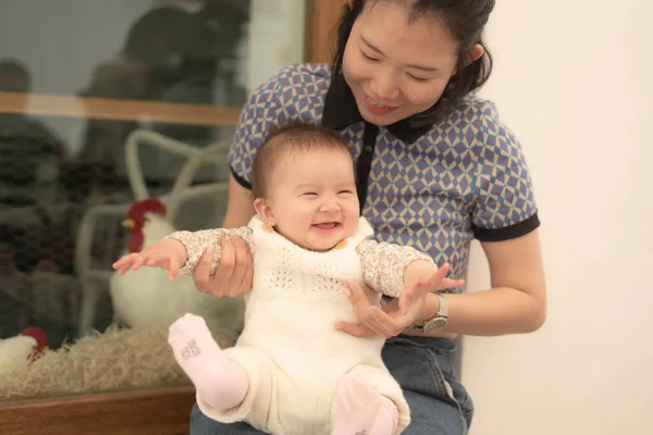 Pure Vreugde Als Een Jonge Aziatische Koreaanse Moeder Speelt Liefdevol — Stockfoto