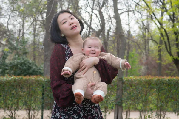 Jong Gelukkig Mooi Aziatisch Chinees Vrouw Holding Weinig Dochter Een — Stockfoto