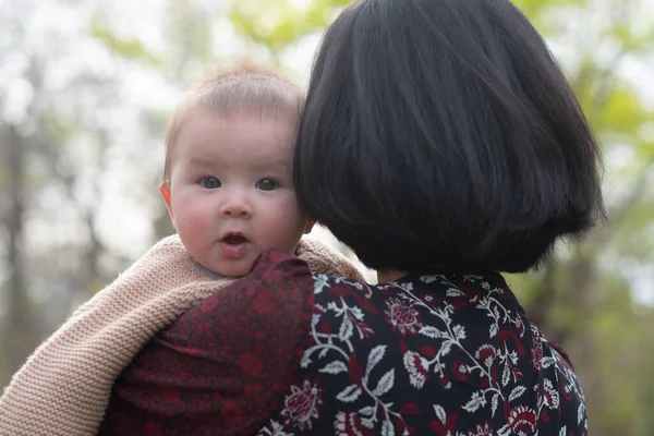 Jong Gelukkig Mooi Aziatisch Chinees Vrouw Holding Weinig Dochter Een — Stockfoto