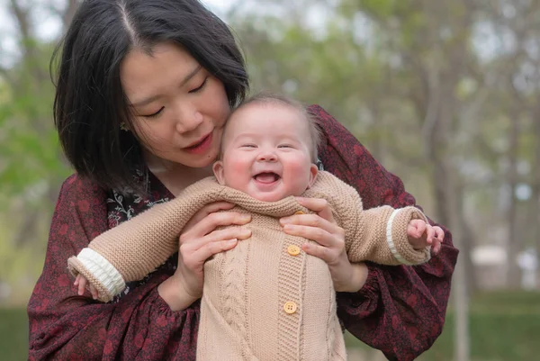 Jong Gelukkig Mooi Aziatisch Chinees Vrouw Holding Weinig Dochter Een — Stockfoto