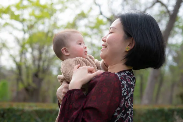 Jong Gelukkig Mooi Aziatisch Koreaans Vrouw Holding Weinig Dochter Een — Stockfoto