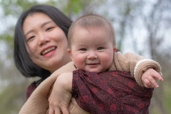 Jong Gelukkig Mooi Aziatisch Koreaans Vrouw Holding Weinig Dochter Een — Stockfoto