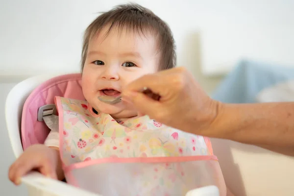 Mano Donna Con Cucchiaio Alimentazione Purea Bambina Felice Adorabile Bavaglino — Foto Stock