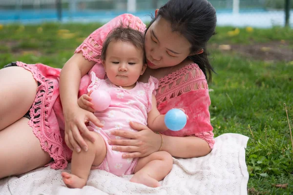 Maman Asiatique Petit Enfant Jeune Femme Chinoise Heureuse Belle Jouant — Photo