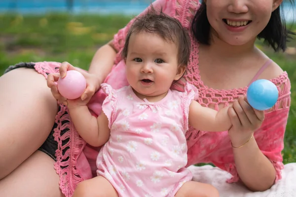 Asian Mum Little Child Young Happy Beautiful Chinese Woman Playing — Stock Photo, Image