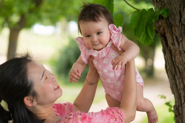 Ασιατική Μαμά Και Μικρό Παιδί Νέους Ευτυχισμένη Και Όμορφη Κινεζική — Φωτογραφία Αρχείου