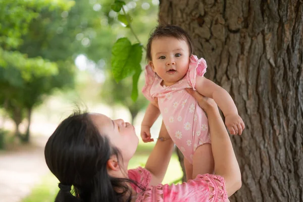 Mãe Asiática Pequena Criança Jovem Mulher Chinesa Feliz Bonita Jogando — Fotografia de Stock