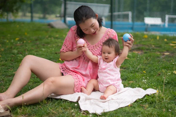 Asian Mum Little Child Young Happy Beautiful Korean Woman Playing — Stock Photo, Image