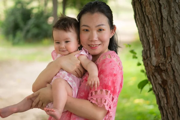 Ασιάτισσα Μαμά Και Μικρό Παιδί Νέα Ευτυχισμένη Και Όμορφη Κορεάτισσα — Φωτογραφία Αρχείου