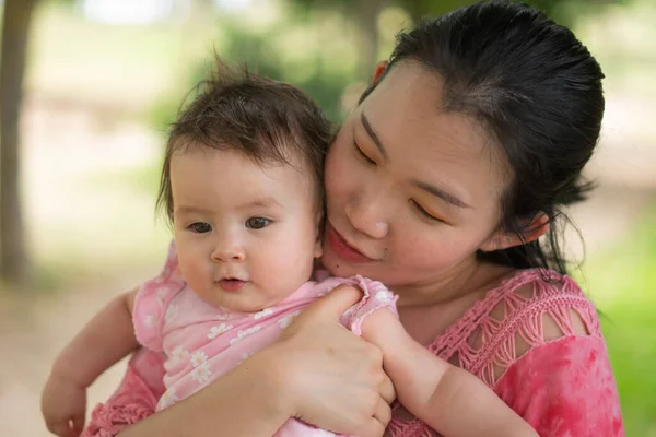 Ασιάτισσα Μαμά Και Μικρό Παιδί Νέα Ευτυχισμένη Και Όμορφη Κορεάτισσα — Φωτογραφία Αρχείου