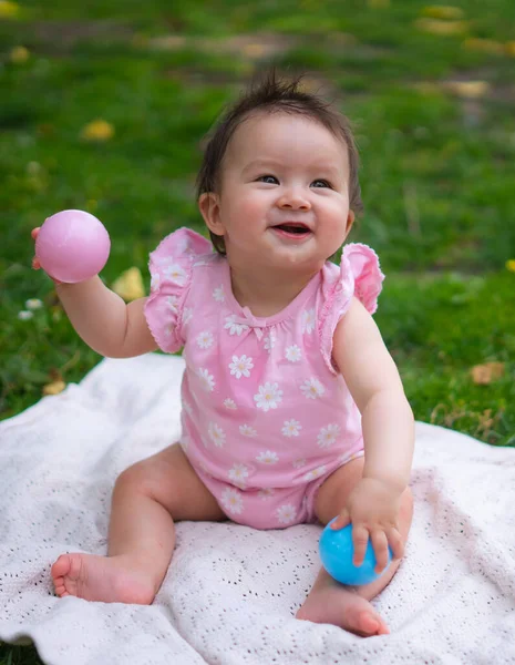 Feliz Adorável Meses Idade Bebê Menina Brincando Com Bola Brinquedo — Fotografia de Stock