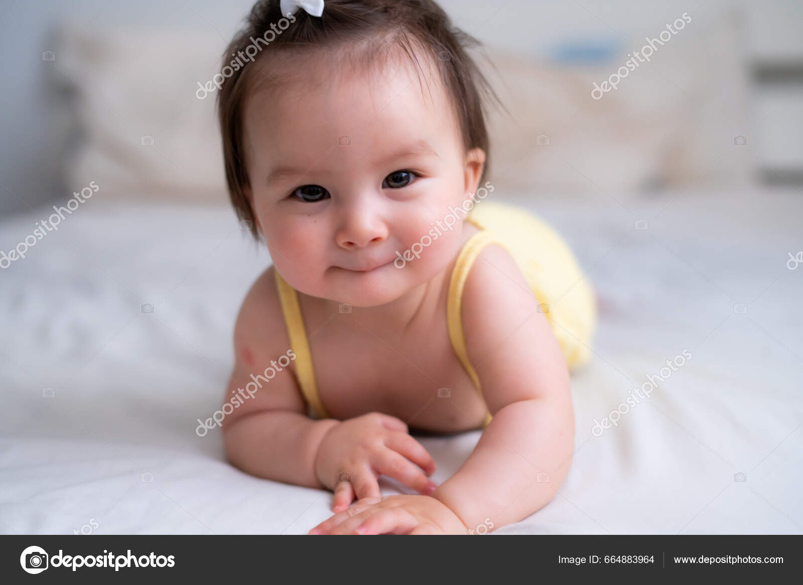 混血儿亚洲白人女婴快乐而好奇地在床上爬行8个月大的可爱可爱的小宝宝带着可笑的马尾辫四处寻欢作乐——图库图片©, image size:1600x1167