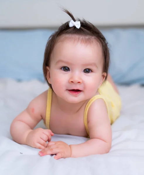 Etnia Mista Asiático Caucasiano Bebê Menina Rastejando Cama Feliz Curioso — Fotografia de Stock