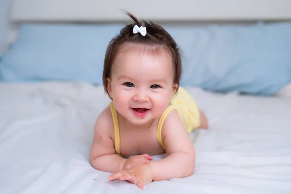Etnia Mista Asiático Caucasiano Bebê Menina Rastejando Cama Feliz Curioso — Fotografia de Stock
