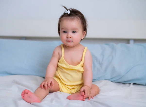 Μικτή Εθνικότητα Ασίας Καυκάσιος Κοριτσάκι Κάθεται Στο Κρεβάτι Γλυκό Και — Φωτογραφία Αρχείου