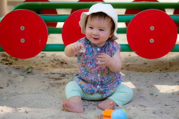 Schattig Maanden Oud Baby Spelen Buiten Lifestyle Portret Van Gemengde — Stockfoto