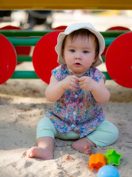 Schattig Maanden Oud Baby Spelen Buiten Lifestyle Portret Van Gemengde — Stockfoto