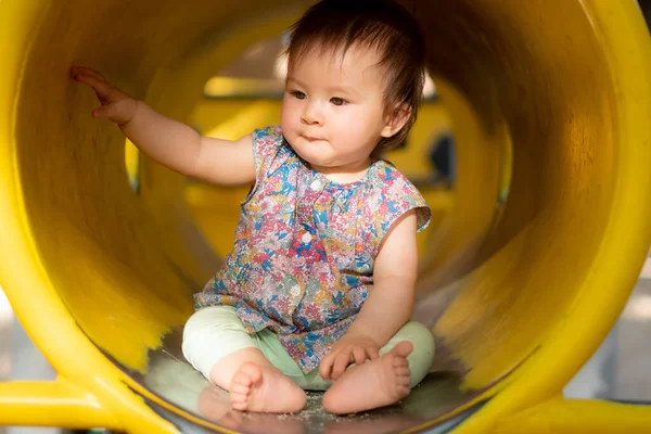 공원의 놀이터에서 개월된 아기가 노란색 호기심많은 환경을 탐험하는 — 스톡 사진