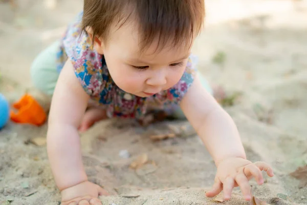 Liebenswertes Monate Altes Baby Beim Spielen Freien Lifestyleporträt Einer Gemischten lizenzfreie Stockfotos