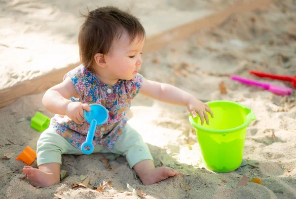 Liebenswertes Monate Altes Baby Beim Spielen Freien Lifestyleporträt Einer Gemischten lizenzfreie Stockbilder