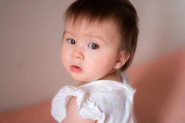 Lifestyle Home Portret Van Schattige Mooie Aziatische Kaukasische Gemengde Baby — Stockfoto