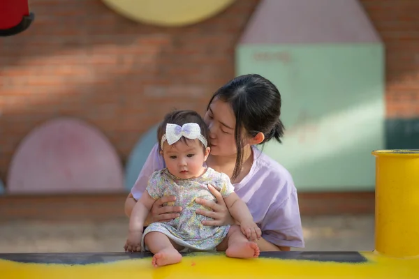 Buiten Levensstijl Portret Van Aziatische Chinese Vrouw Spelen Met Mooie — Stockfoto