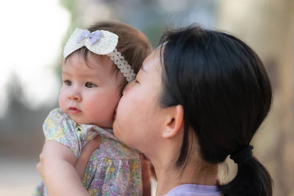 기사보기 아시아인 사랑스럽고 스러운 아기에게 맞추며 놀이터에서 스러운 리본을 — 스톡 사진