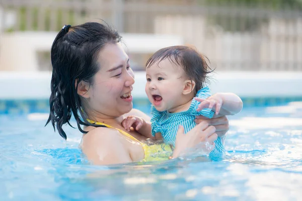 Šťastná Krásná Asijská Žena Drží Svou Holčičku Hravou Korejská Matka — Stock fotografie
