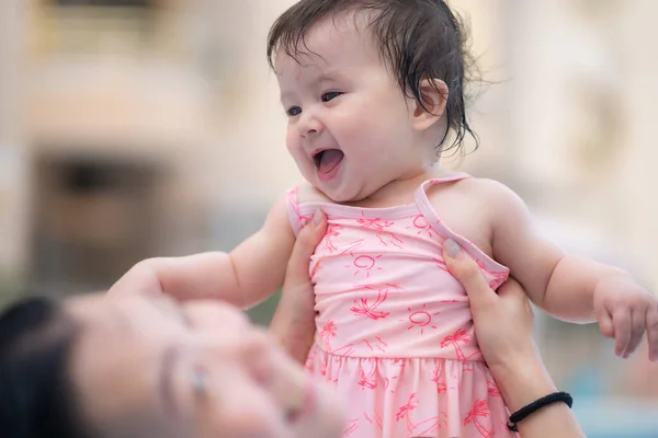 Glad Och Vacker Asiatisk Kvinna Håller Sin Lilla Flicka Lekfull Stockbild