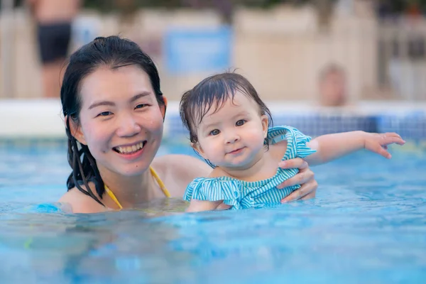 Wanita Asia Yang Bahagia Dan Cantik Menggendong Bayi Perempuannya Yang Stok Gambar