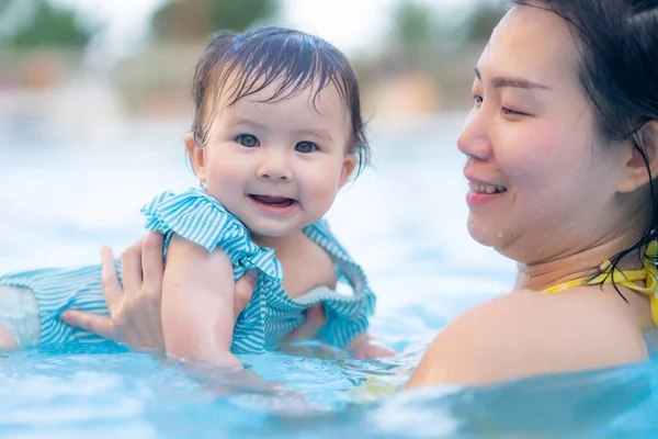 Wanita Asia Yang Bahagia Dan Cantik Menggendong Bayi Perempuannya Yang Stok Gambar Bebas Royalti