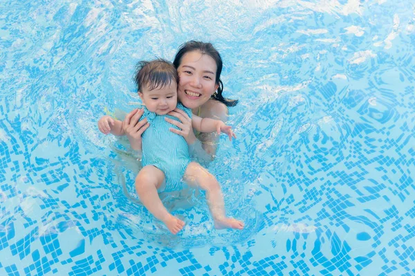 Wanita Asia Yang Bahagia Dan Cantik Menggendong Bayi Perempuannya Yang Stok Foto Bebas Royalti