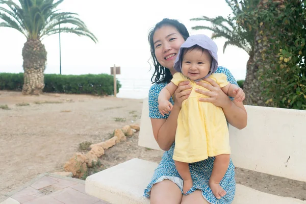 Utomhus Livsstil Porträtt Asiatisk Mor Och Hennes Lilla Dotter Vacker Stockbild